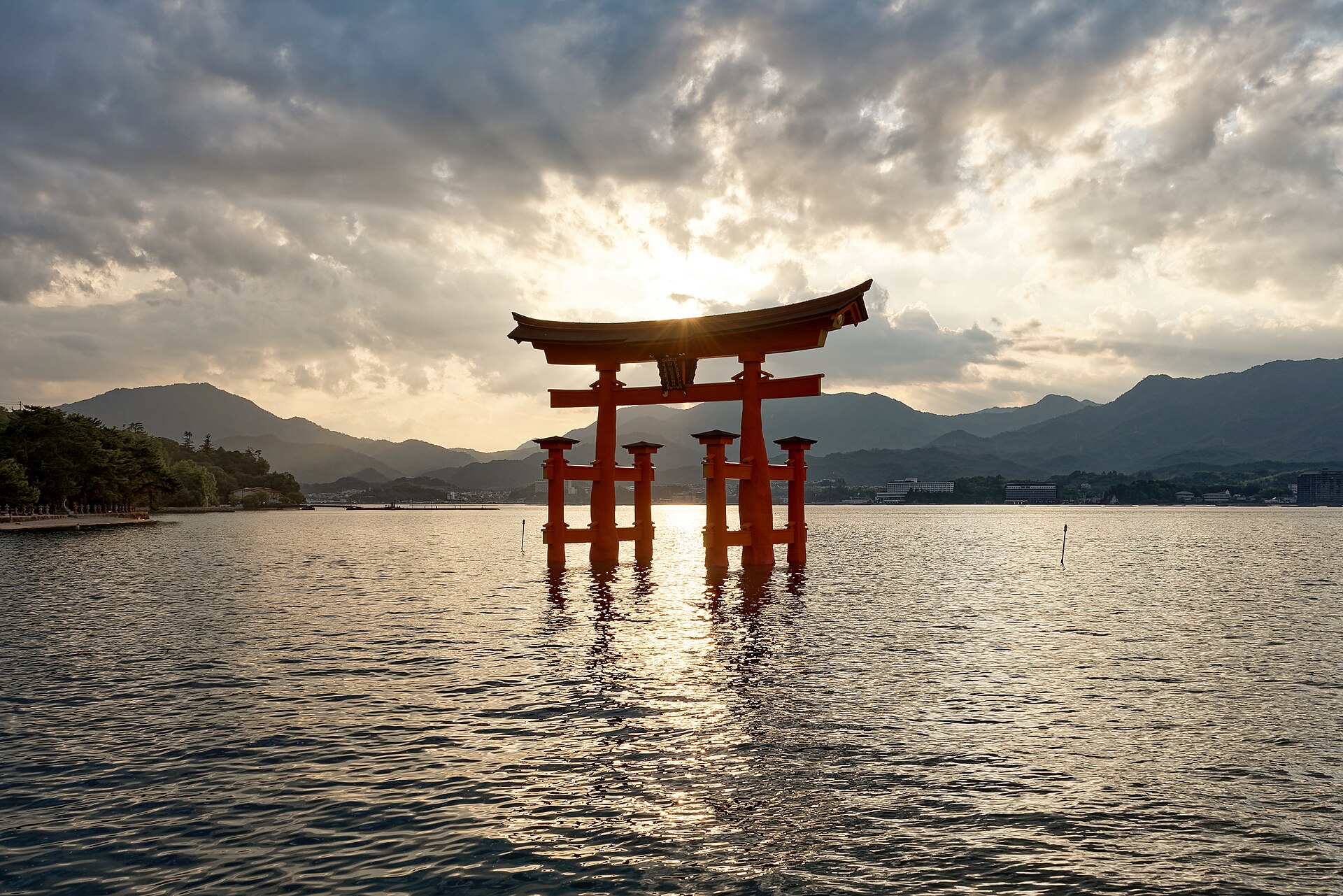 Grand torii de Miyajima au coucher du soleil