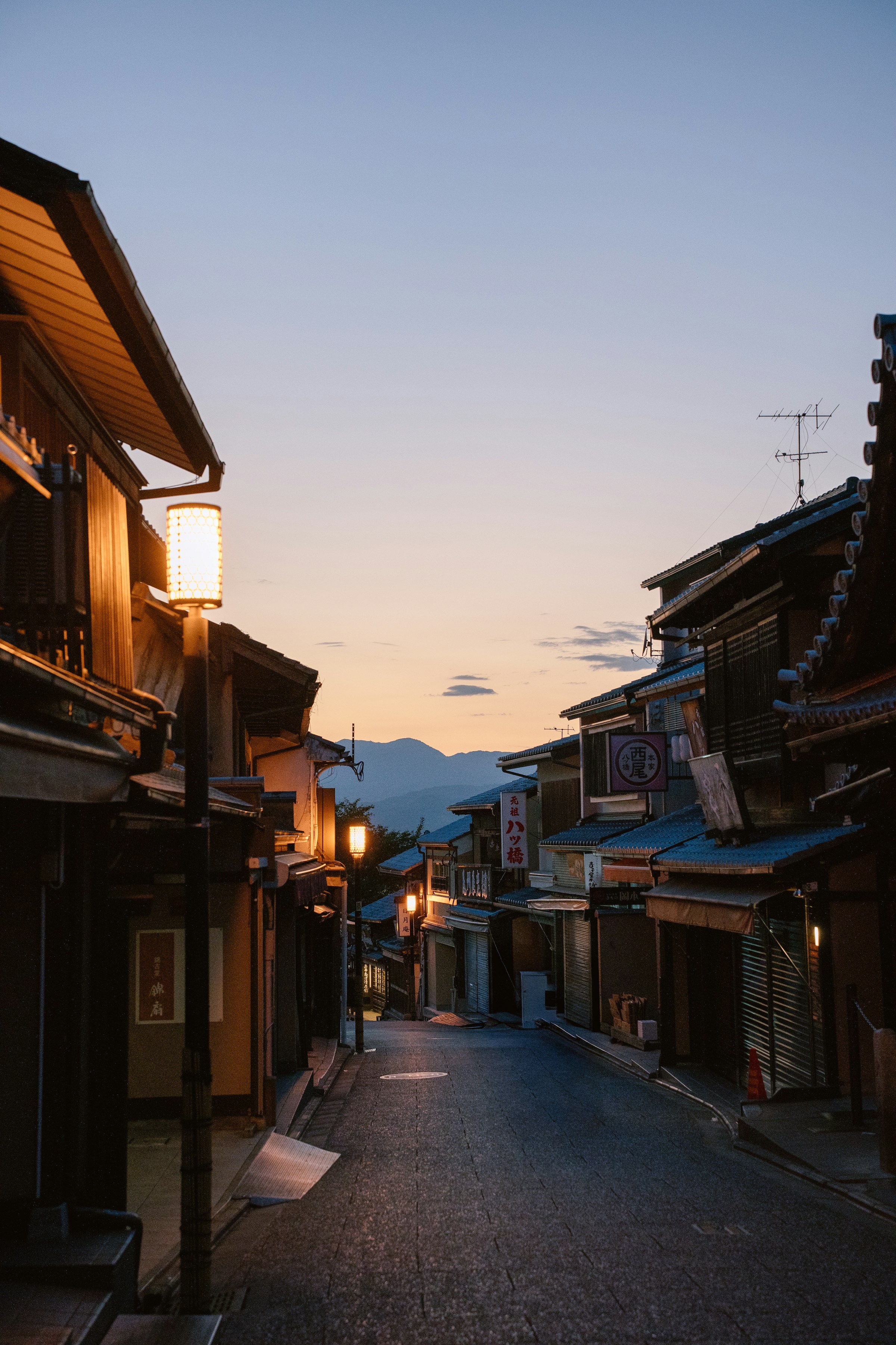 Ruelle traditionnelle illuminée à Kyoto au crépuscule