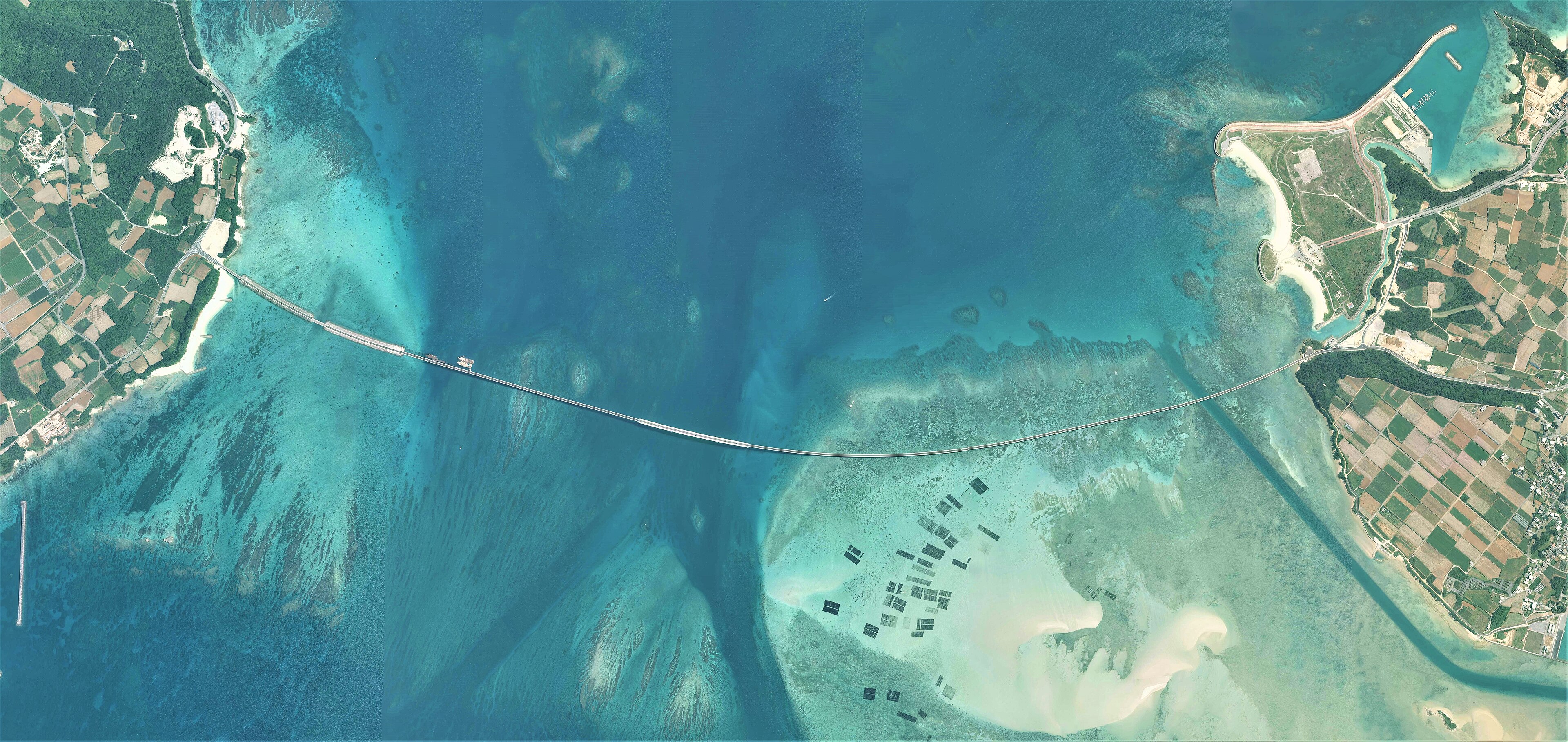 Vue aérienne des îles de Miyakojima et Irabu dans une eau turquoise