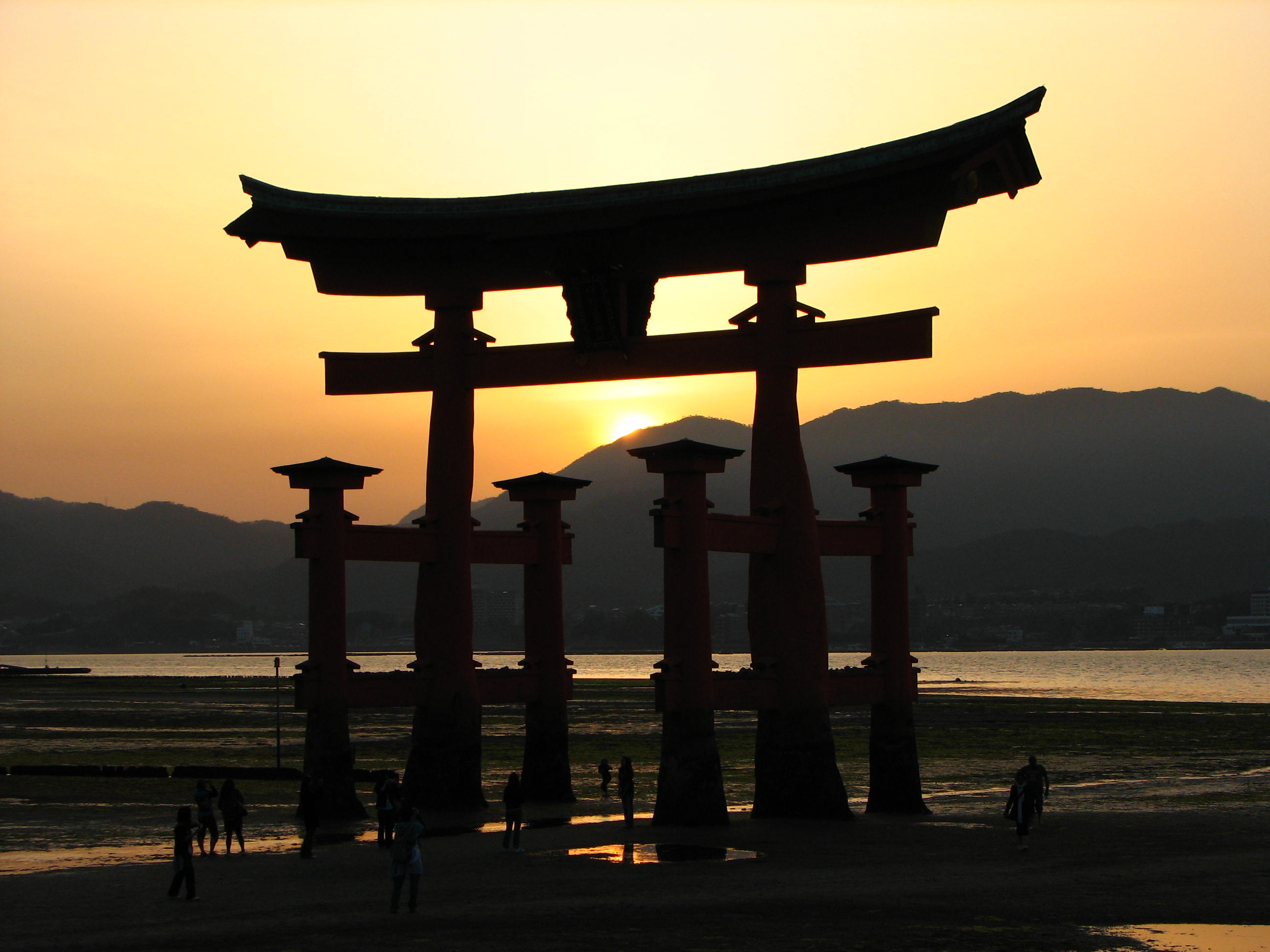 Grand torii de Miyajima au coucher du soleil