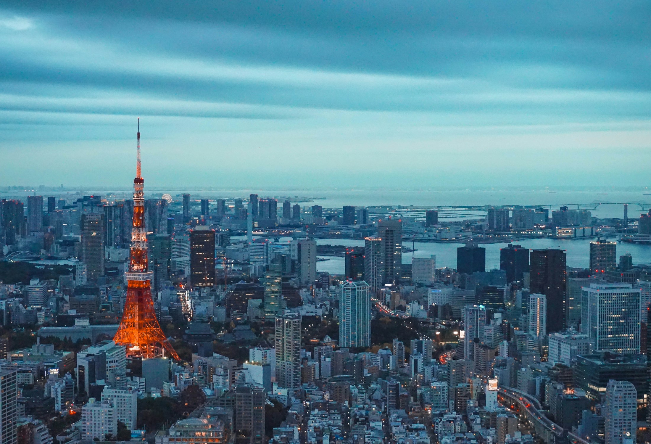 Tokyo illuminée au crépuscule avec la tour de Tokyo