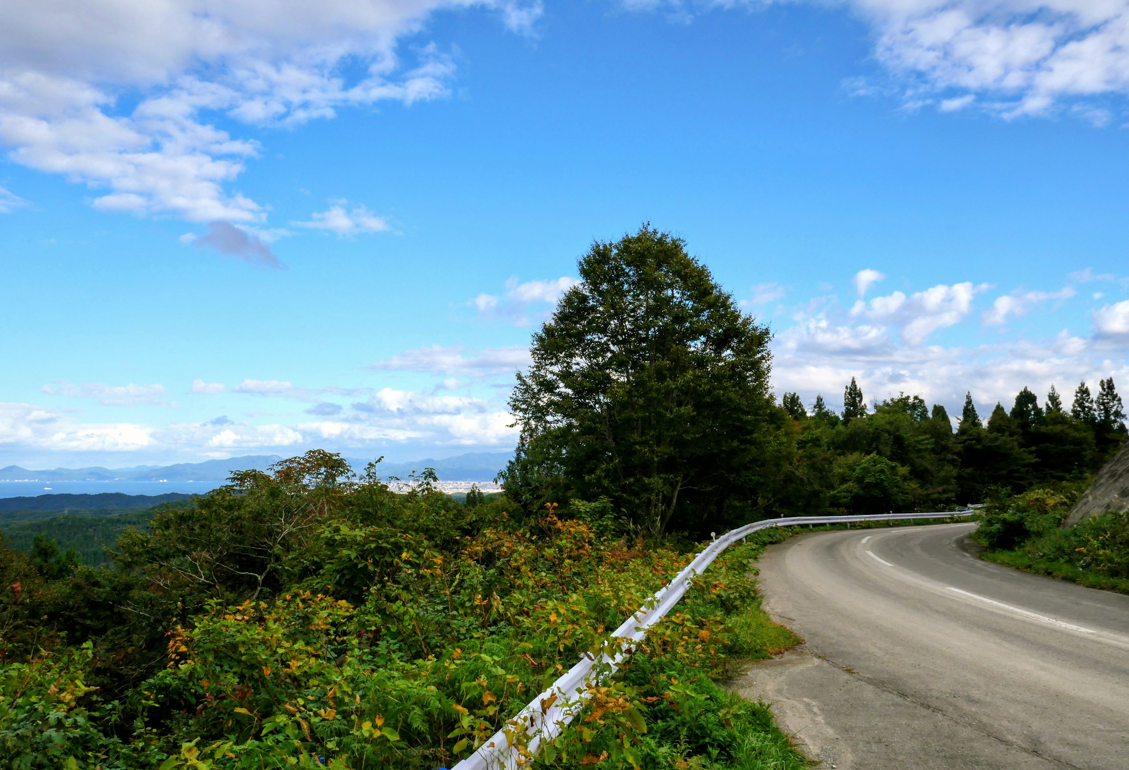 Route de montagne traversant les forêts d’Aomori